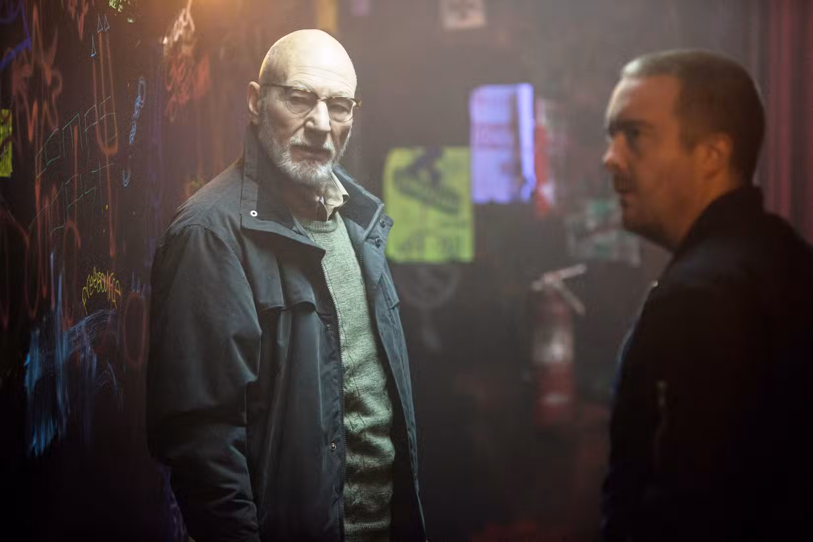 Patrick Stewart no Green Room sob uma luz nebulosa em um clube de punk rock