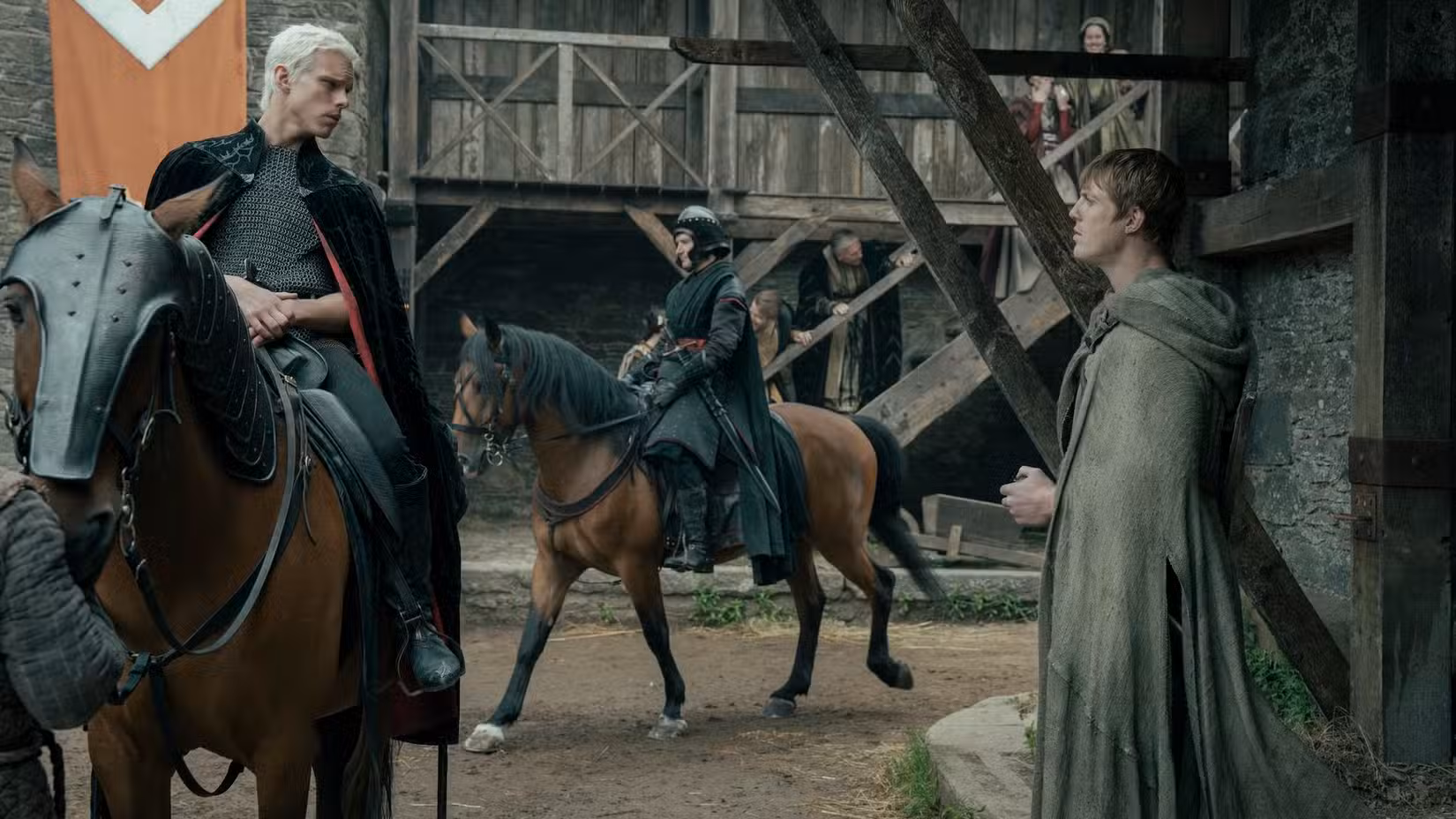O Príncipe Aerion Targaryen (Finn Bennett) está montado em um cavalo olhando para o cavaleiro andante Dunk (Peter Claffey) em O Cavaleiro dos Sete Reinos