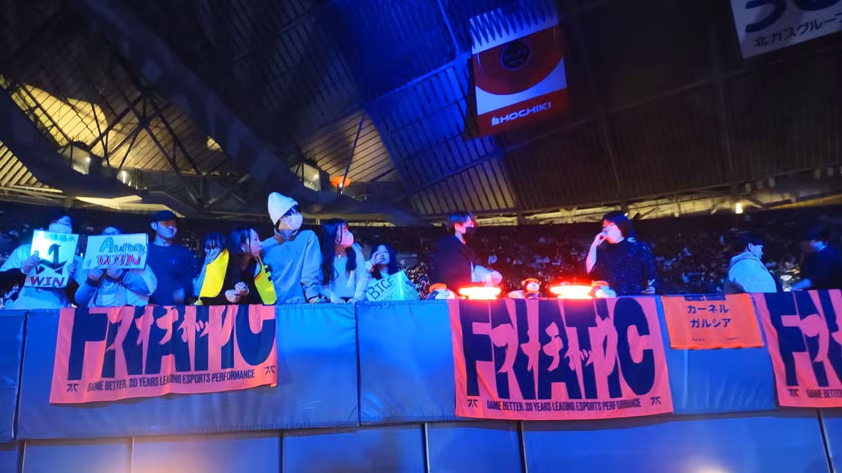 Os fãs do Fnatic colocam faixas vermelhas sobre as arquibancadas e agitam bastões de luz LED.