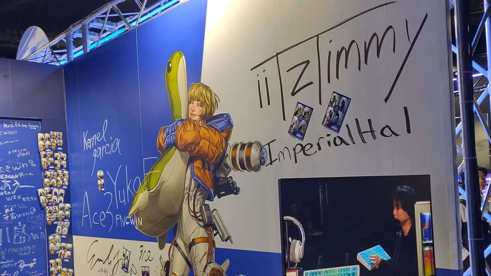 A assinatura da ImperialHal aparece na parede do estande da Red Bull na ALGS Fan Zone.