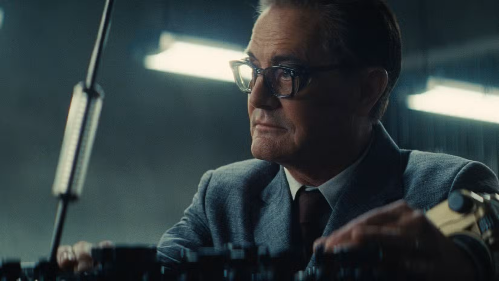 Hank MacLean (Kyle MacLachlan) brinca com um dispositivo de controle mental na 2ª temporada de Fallout