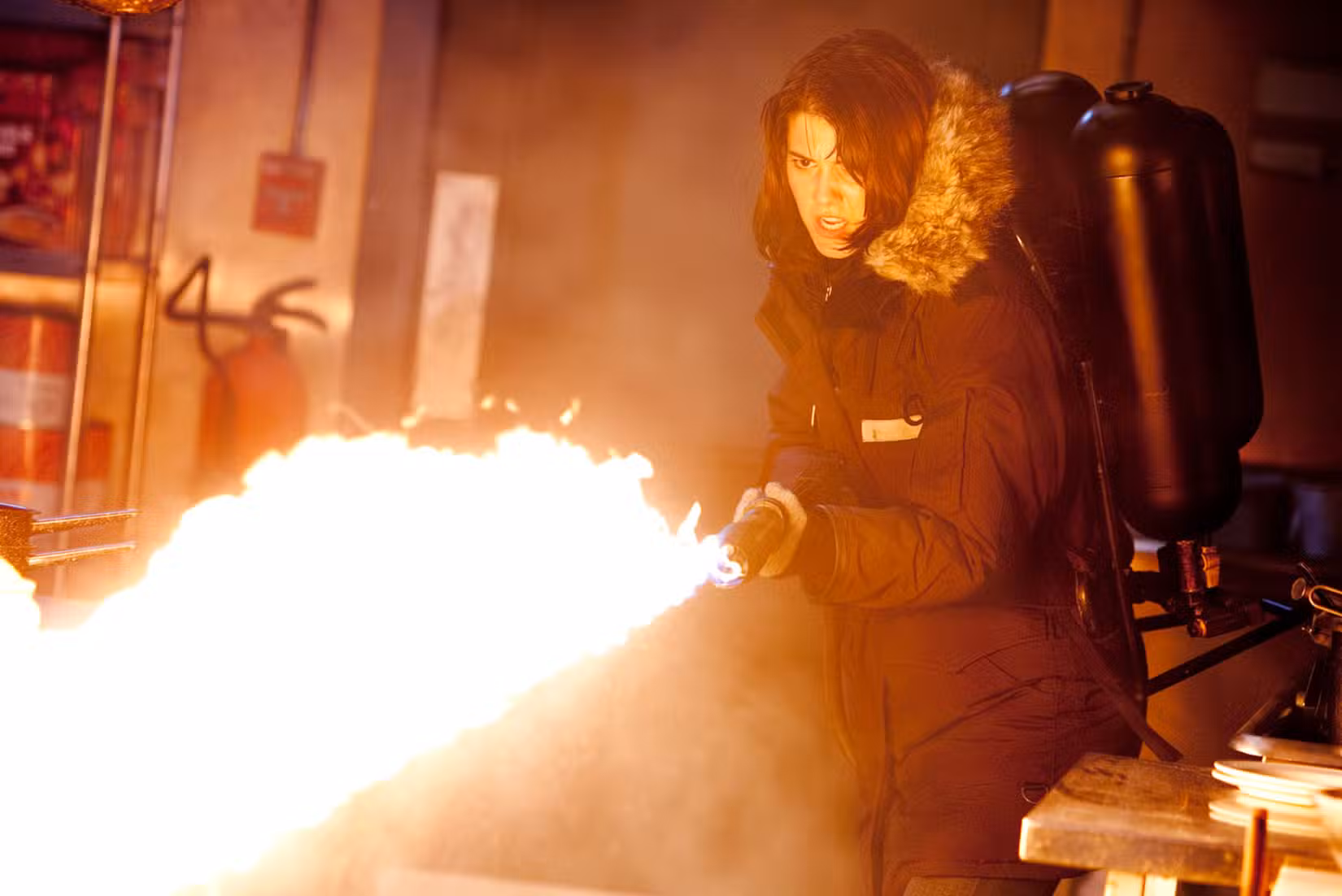 Kate Lloyd usa um lança-chamas na criatura em The Thing, de 1982