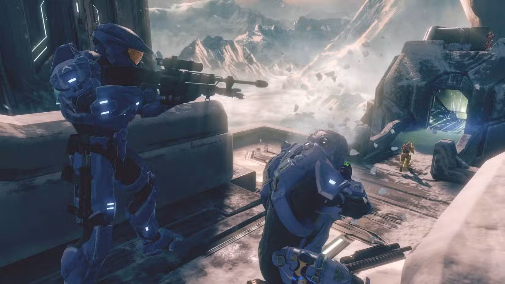 Dois jogadores do time azul atirando nas costas de um inimigo vermelho em Lockout em Halo 2.
