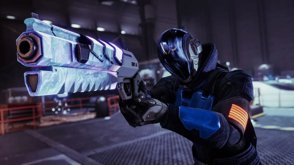Um Warlock com armadura Techsec segura um Holofoil Phoneutria Fera no campo de tiro.