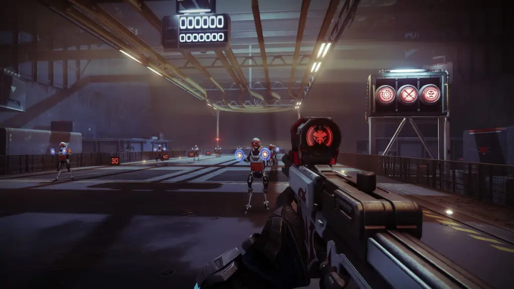 Um guardião segura o Peculiar Charm SMG no campo de tiro. Possui uma mira exclusiva com o logotipo do Crisol.
