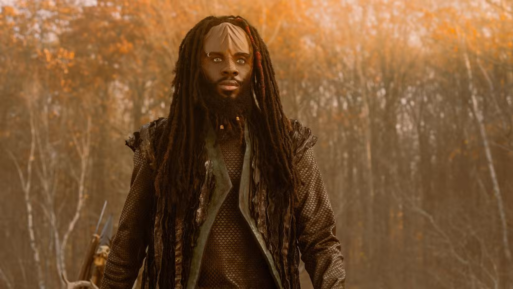 Jay-Den Kraag (Karim Diané) está em uma floresta em um flashback na Academia da Frota Estelar