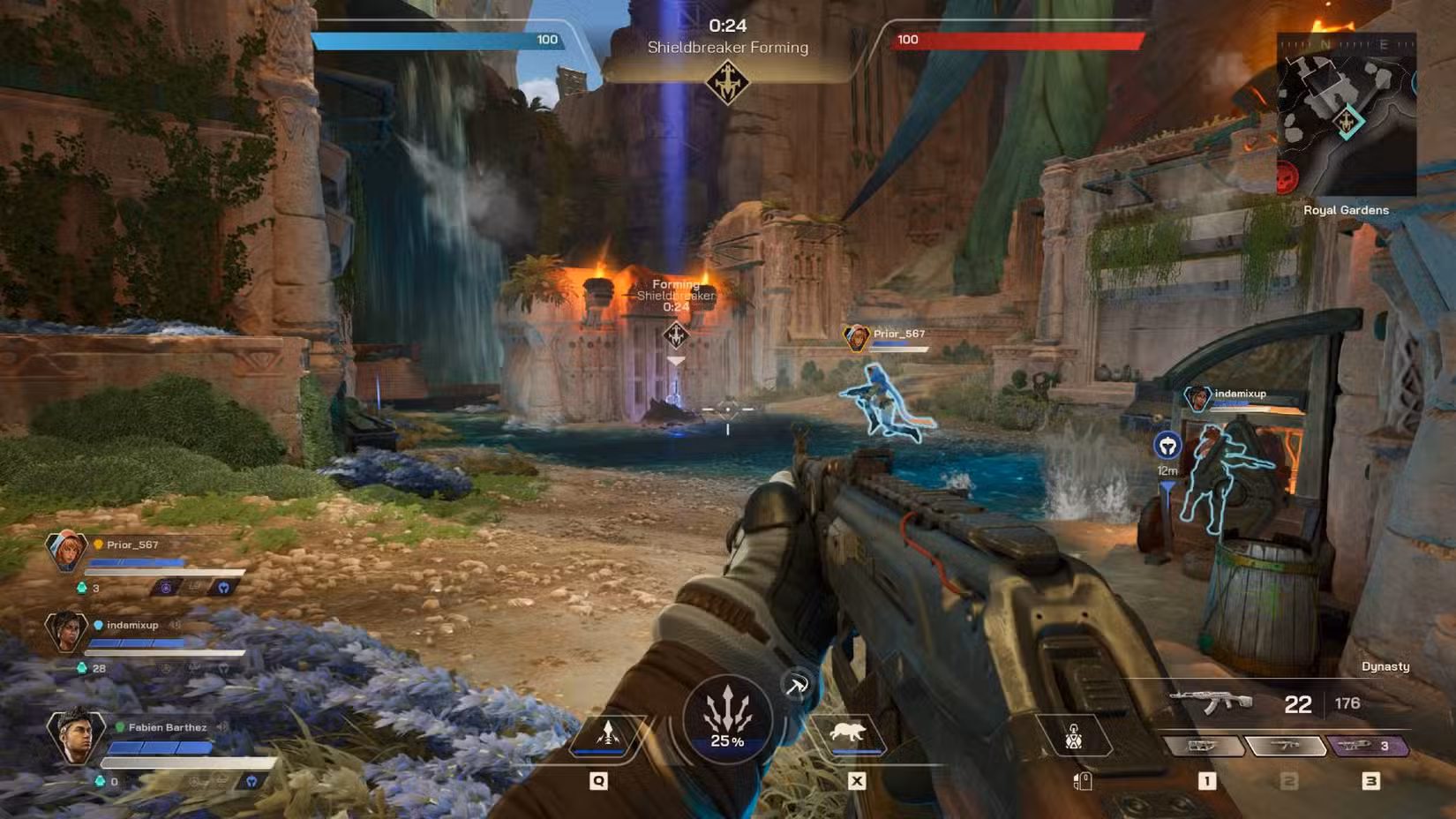 O jogador em Highguard empunhando um rifle de assalto observando um companheiro de equipe pegar o Shieldbreaker.