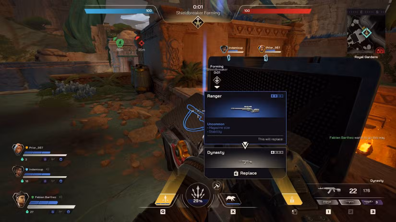 O jogador em Highguard olhando para um rifle de precisão dentro de um baú.