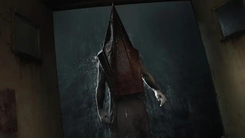 Silent Hill 2: Pyramid Head fica em frente a uma porta aberta enquanto uma forte chuva cai ao fundo.
