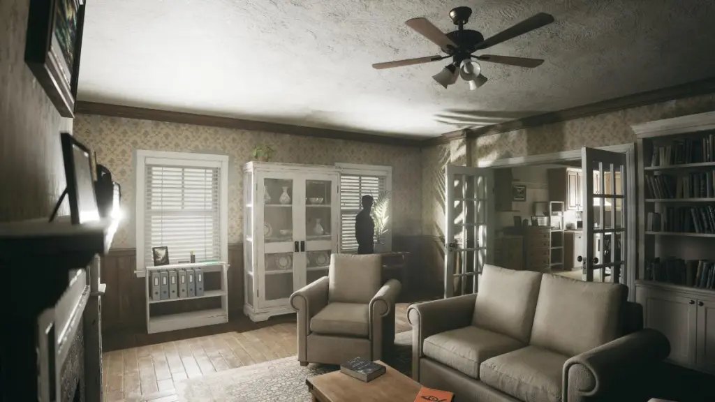 A sala de estar em OBEY THE VOICE com uma figura sombria perto da janela