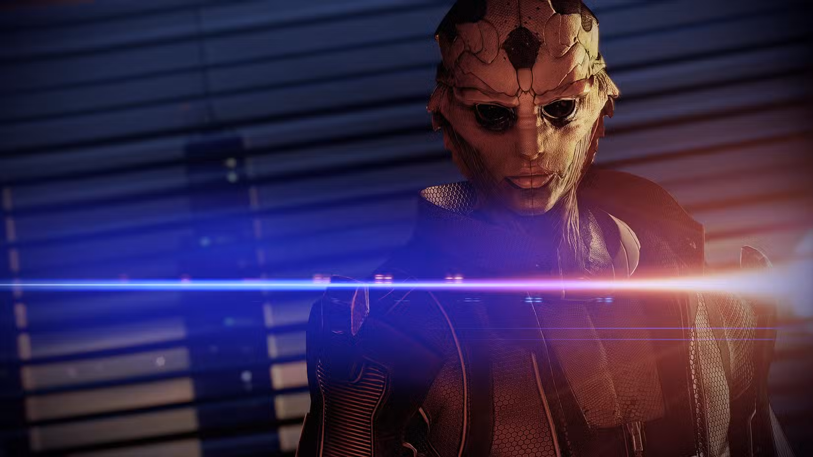 Mass Effect 2 - Thane, um alienígena humanóide verde semelhante a um lagarto, fica em frente a uma janela