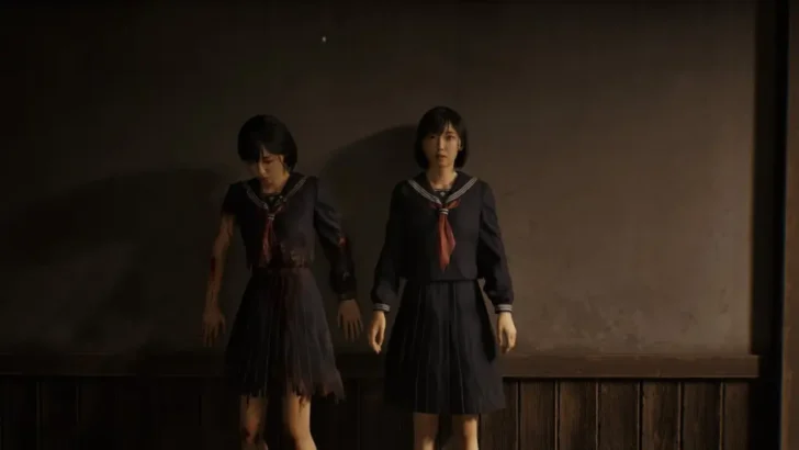 Os dois eus de Hinako encostados em uma parede