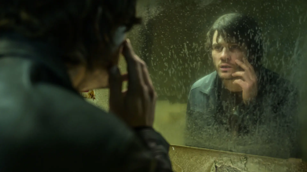 James Sunderland olhando para seu reflexo em Return to Silent Hill