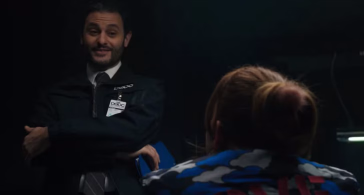 Arian Moayed como Agente Cleary interroga a Sra. Marvel no programa MCU, Sra.