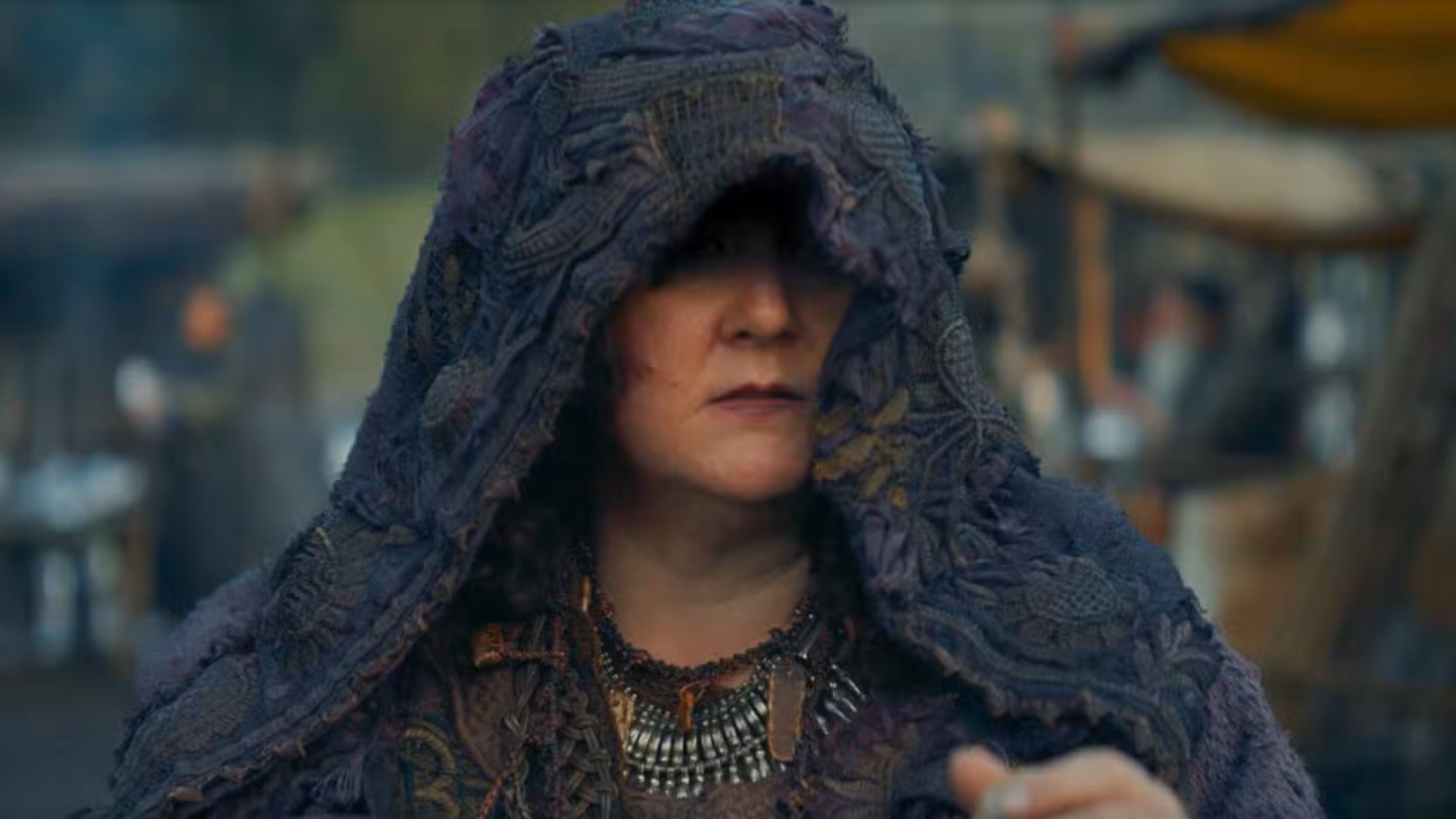 Uma imagem de Um Cavaleiro dos Sete Reinos. Mostra uma mulher com um capuz cobrindo o rosto.