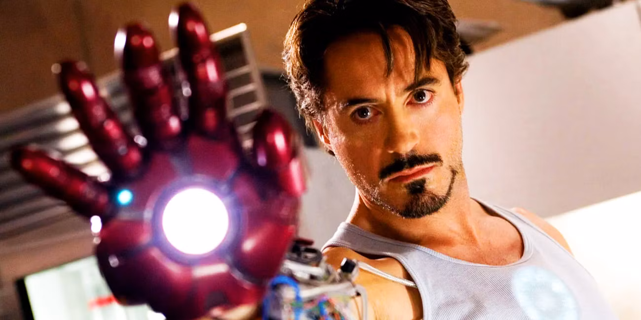 tony-stark-com-sua-mão-de-homem-de-ferro-em-2008-s-homem-de-ferro-1.jpg
