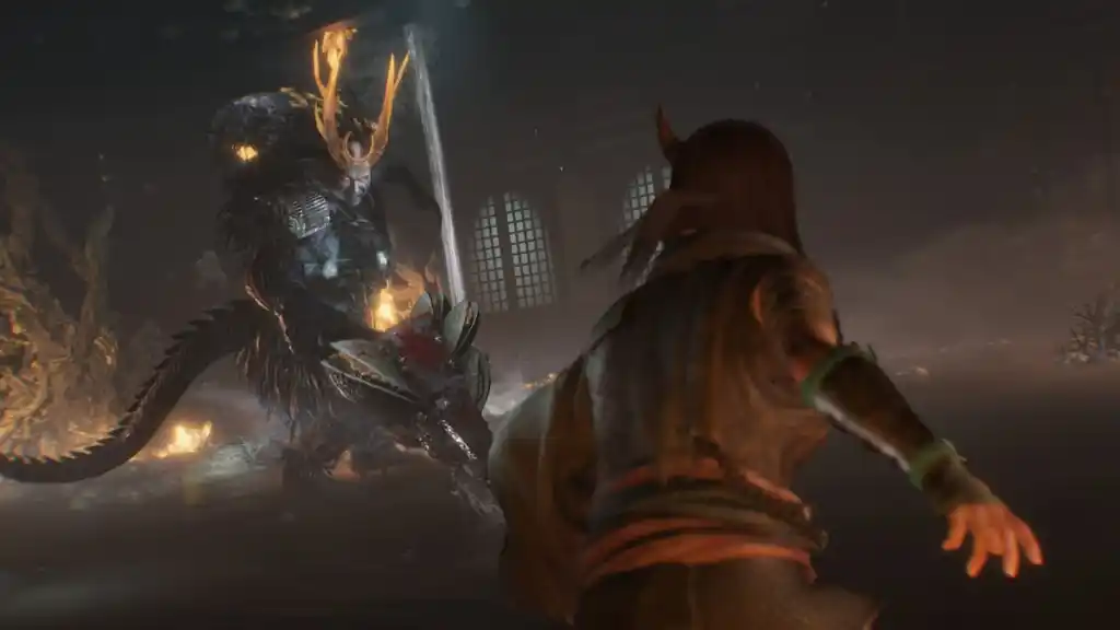Um chefe demoníaco lutando contra um Ninja em Nioh 3.