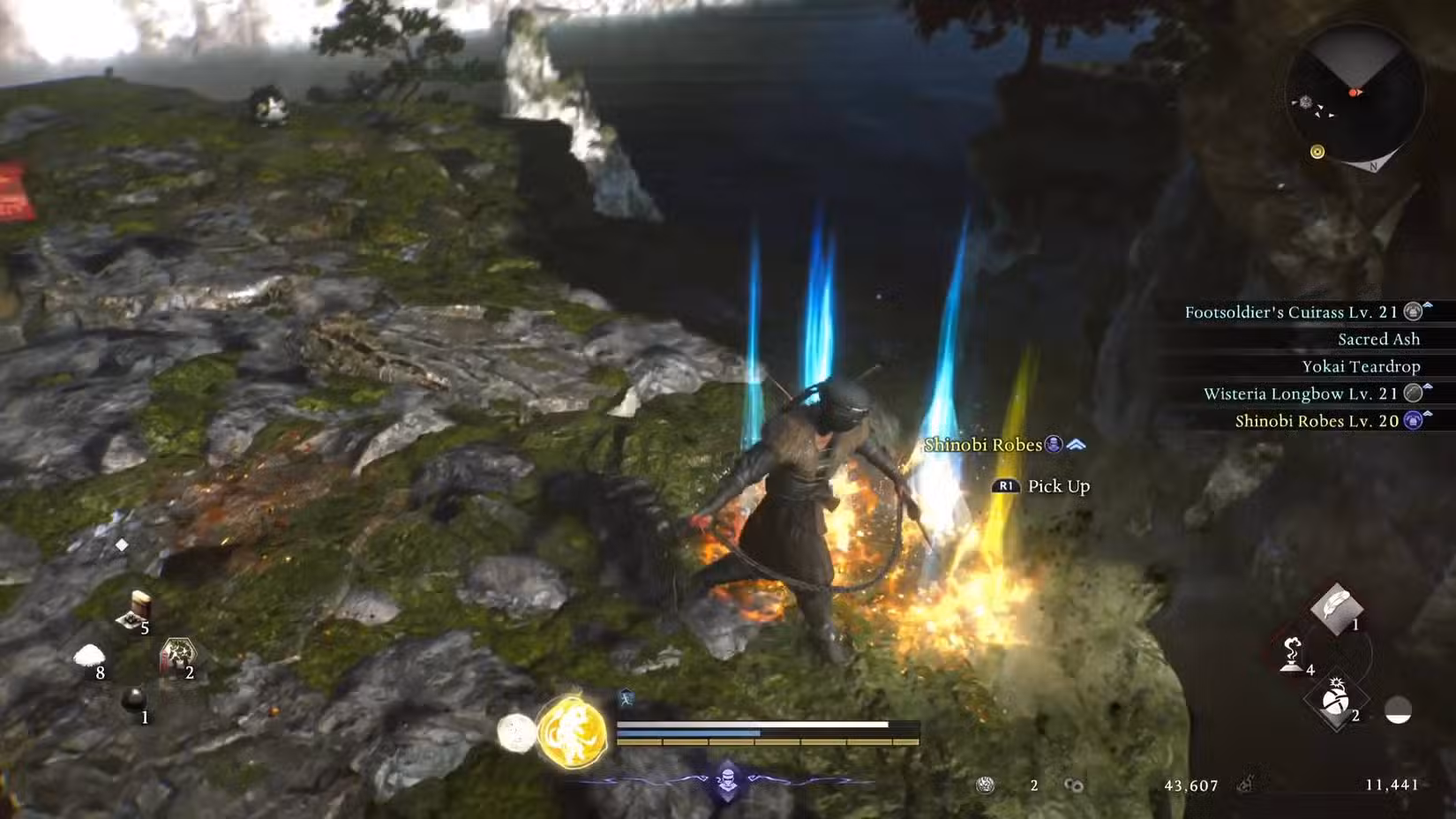 O jogador em Nioh 3 está entre muitos itens no chão.