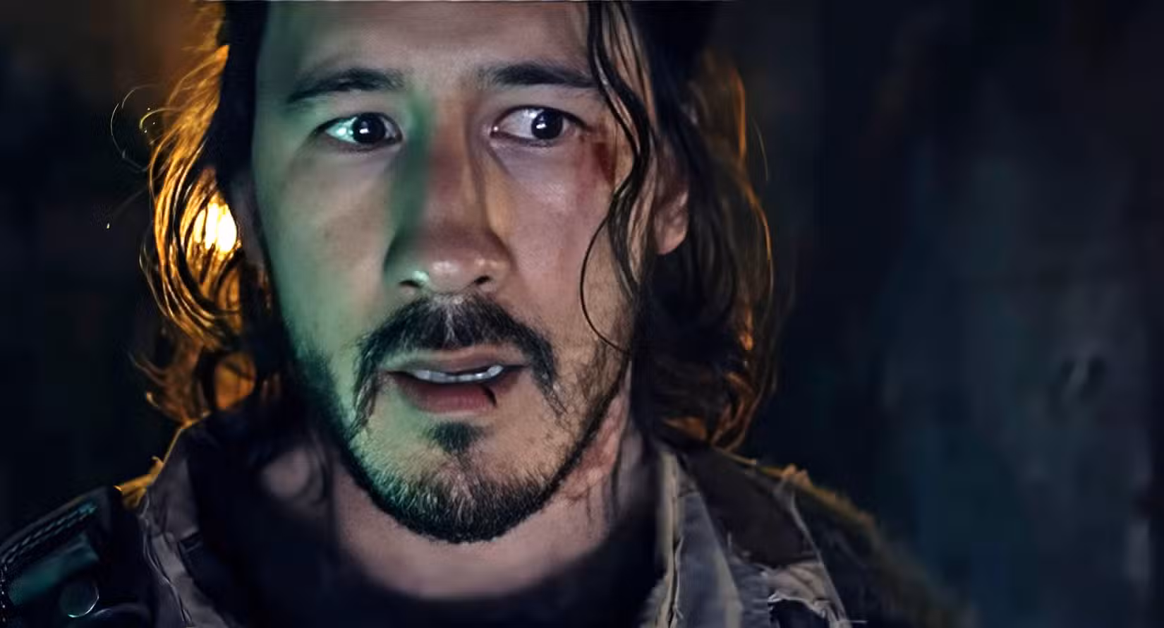 Simon (Mark Fischbach), um homem suado e sujo com um hematoma lívido e sangrento perto de um olho, parece assustado em Pulmão de Ferro