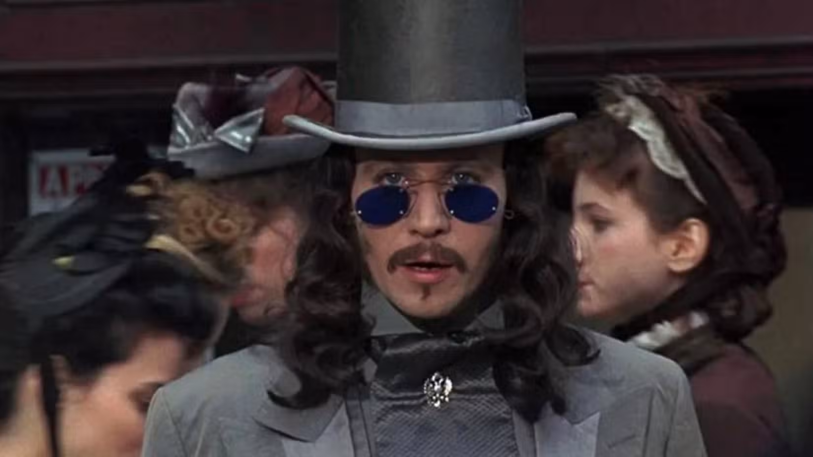 Drácula (Gary Oldman) aparece de forma mais jovem e bonita, usando cartola e olhando para longe, em cena da adaptação de Drácula, de Francis Ford Coppola.