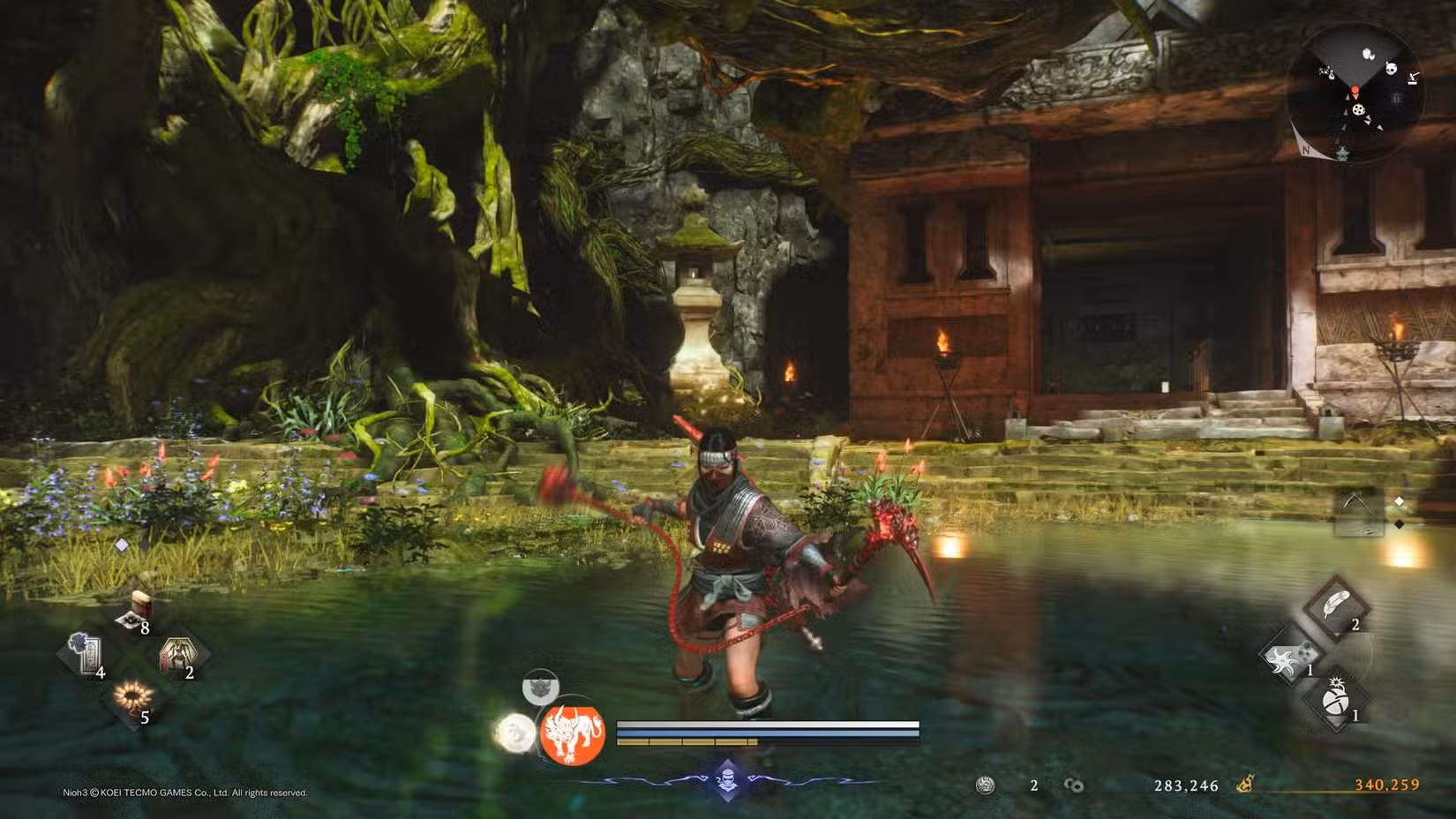 O jogador em Nioh 3 empunhando uma Kusarigama.