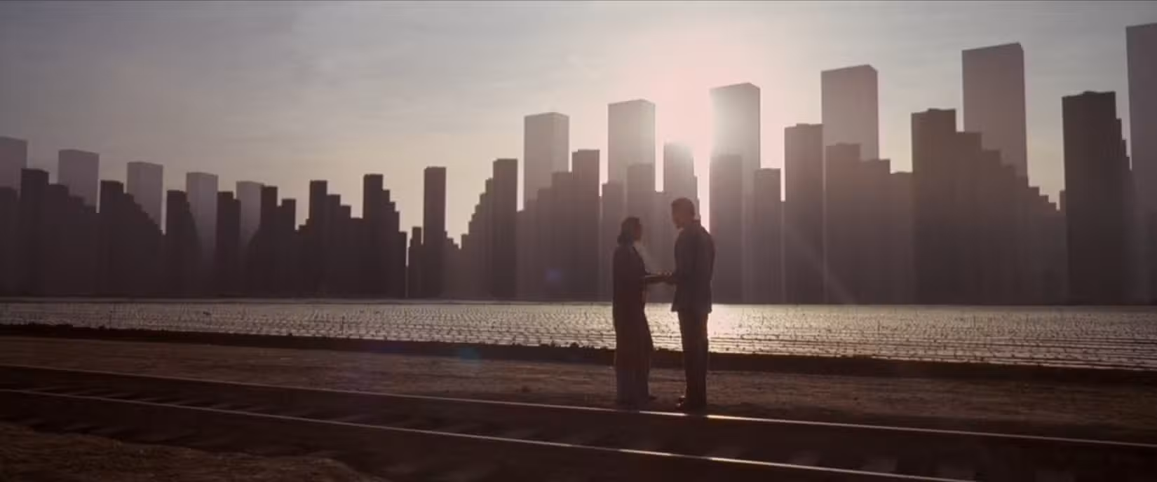 Dom (Leonardo DiCaprio) e sua esposa Mal (Marion Cotillard) passeiam pelo horizonte de uma cidade que na verdade é um mundo de sonhos, retratado em uma cena super-ampla, em uma cena de A Origem.