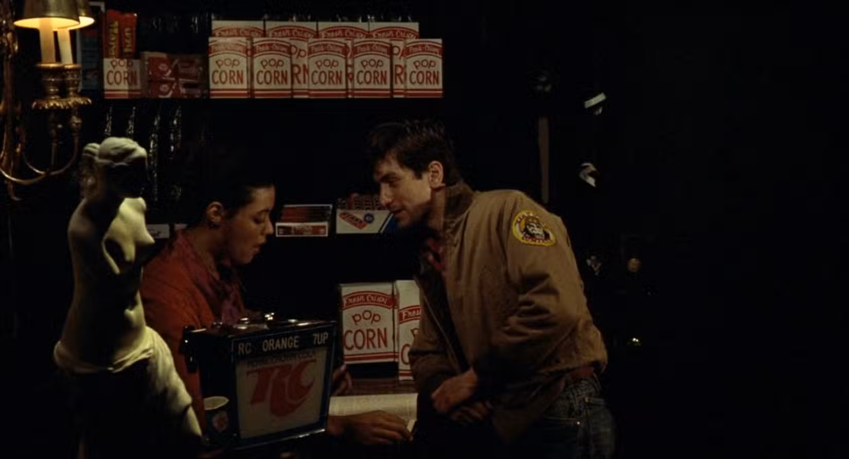 Em cena de Taxi Driver, Travis Bickle (Robert De Niro) flerta com uma desinteressada lanchonete de um cinema adulto