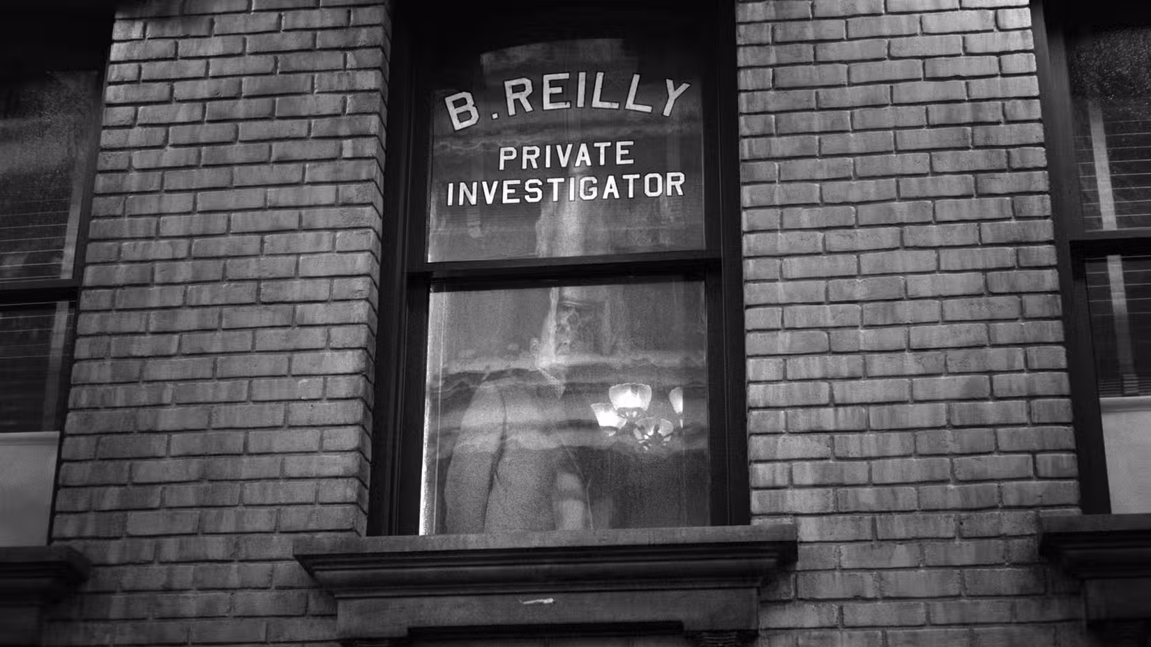 Uma imagem em preto e branco de uma janela em um prédio de tijolos que diz "B. Reilly investigador particular"