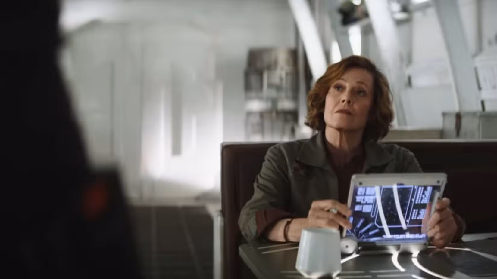 Uma imagem do mandaloriano e do grogu, com Sigourney Weaver