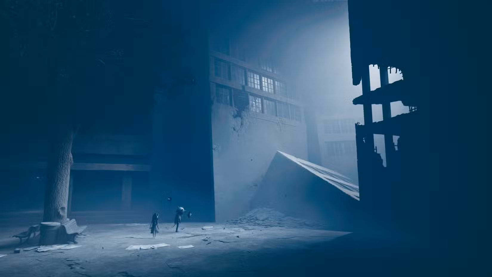 Uma visão cinematográfica de uma praça com uma árvore em Reanimal.
