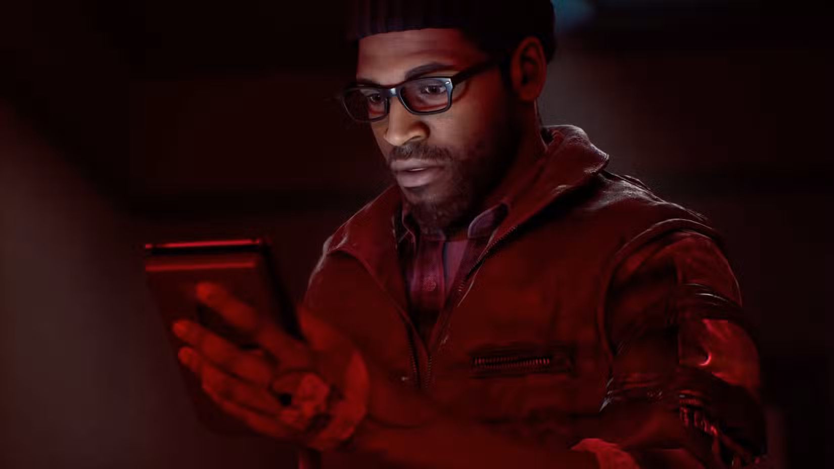 Simon olha para seu rádio em Silent Hill Townfall