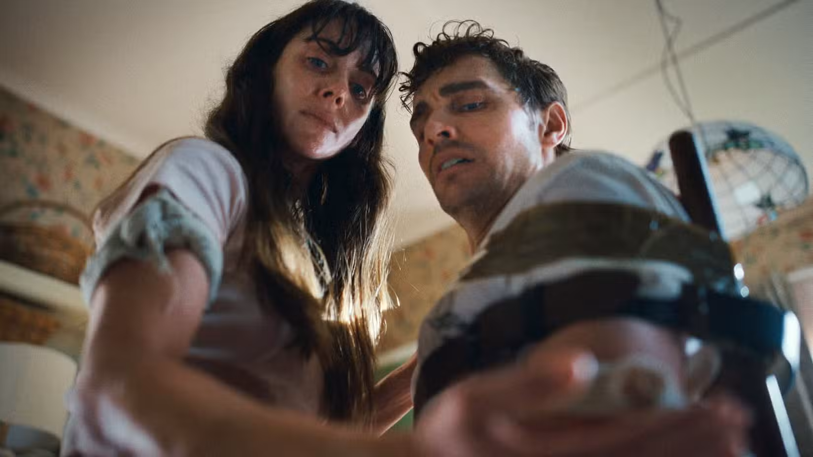 Tim e Millie (Dave Franco e Brie Larson) sentam-se suados, angustiados e muito próximos, olhando para a câmera, em Juntos