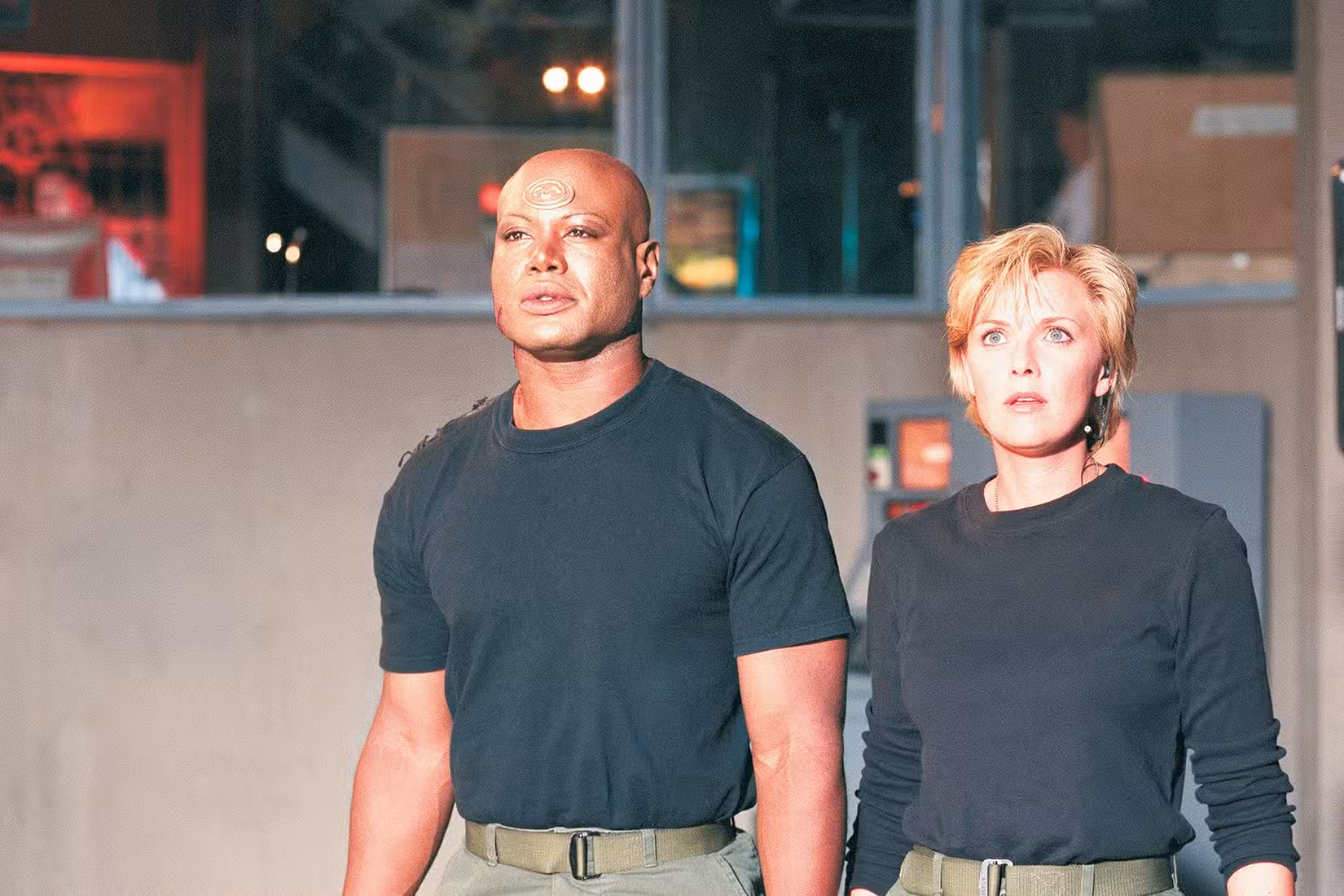 Teal'c e Samantha ficam atordoados com a luz do portal no Stargate SG-1