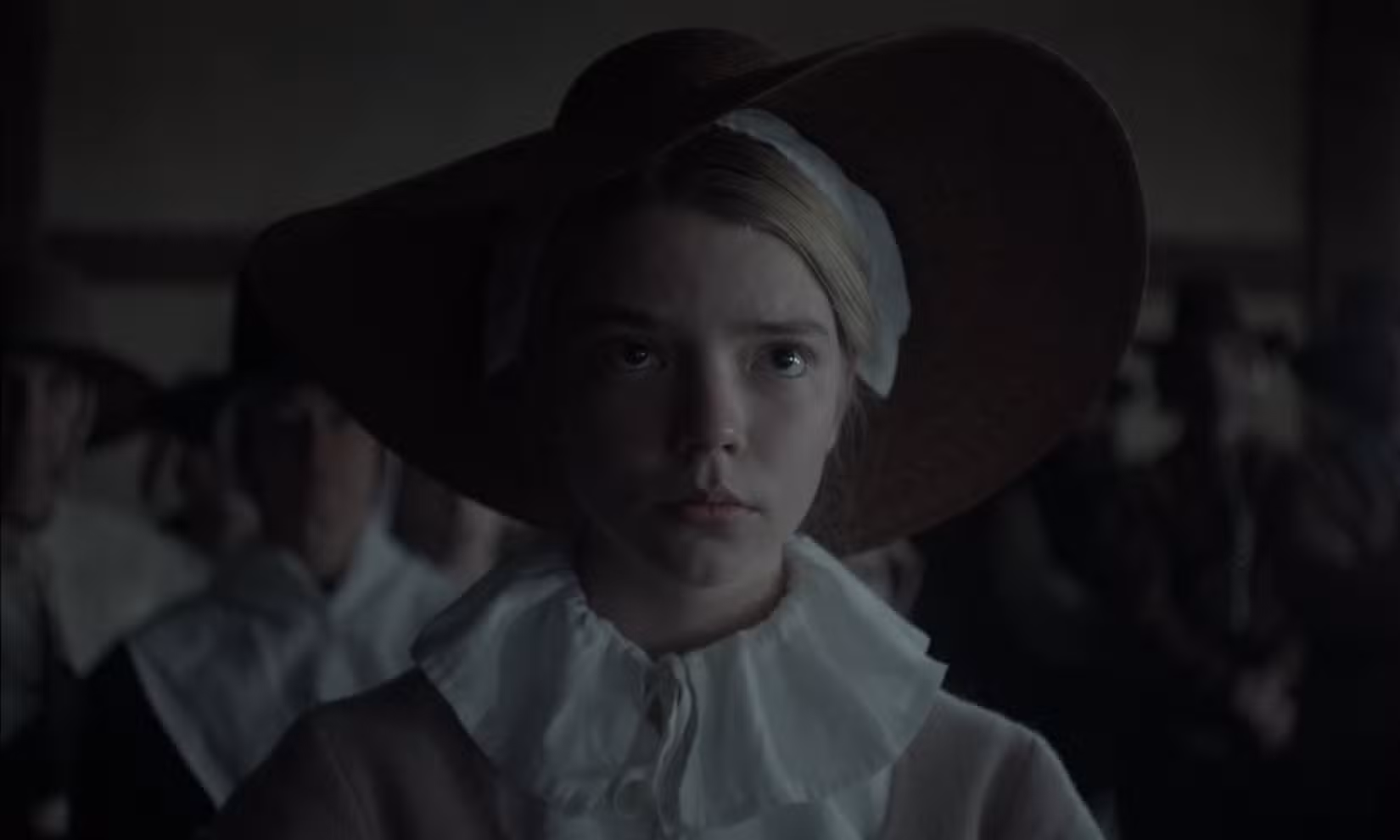 Em outro close-up médio de A Bruxa, Thomasin (Anya Taylor-Joy) olha um pouco acima da linha dos olhos da câmera