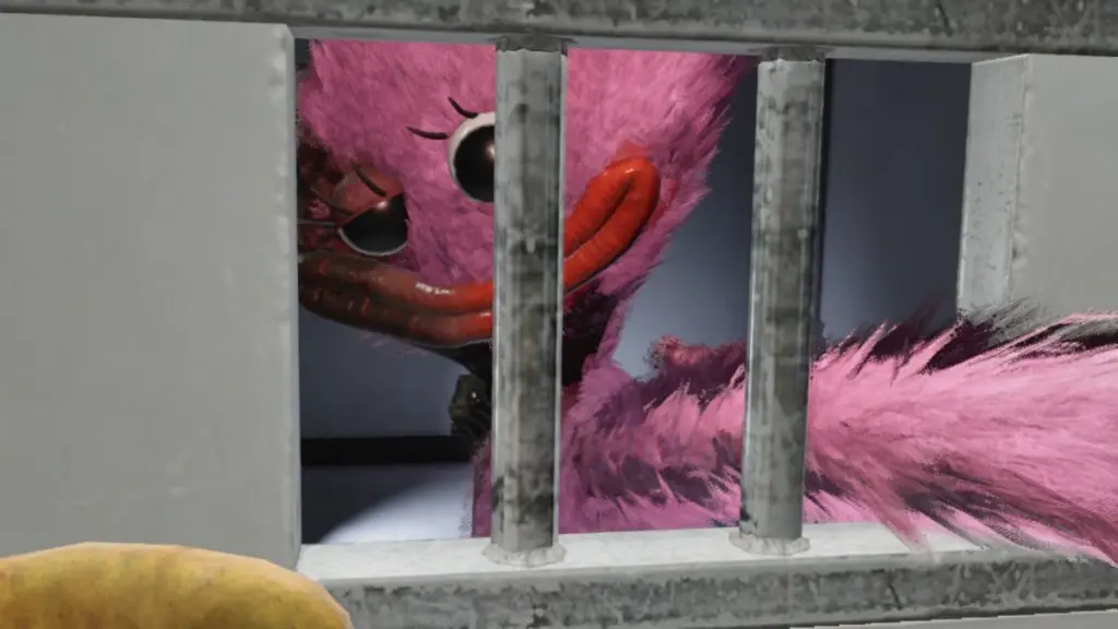 Kissy Missy alcançando uma cela de prisão no porão de Lovebraid