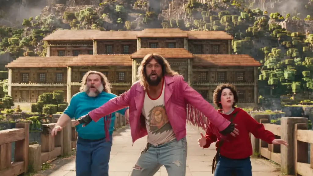 Steve, Garrett e Henry parados em uma ponte em frente a uma mansão em Woodland em Um filme do Minecraft.