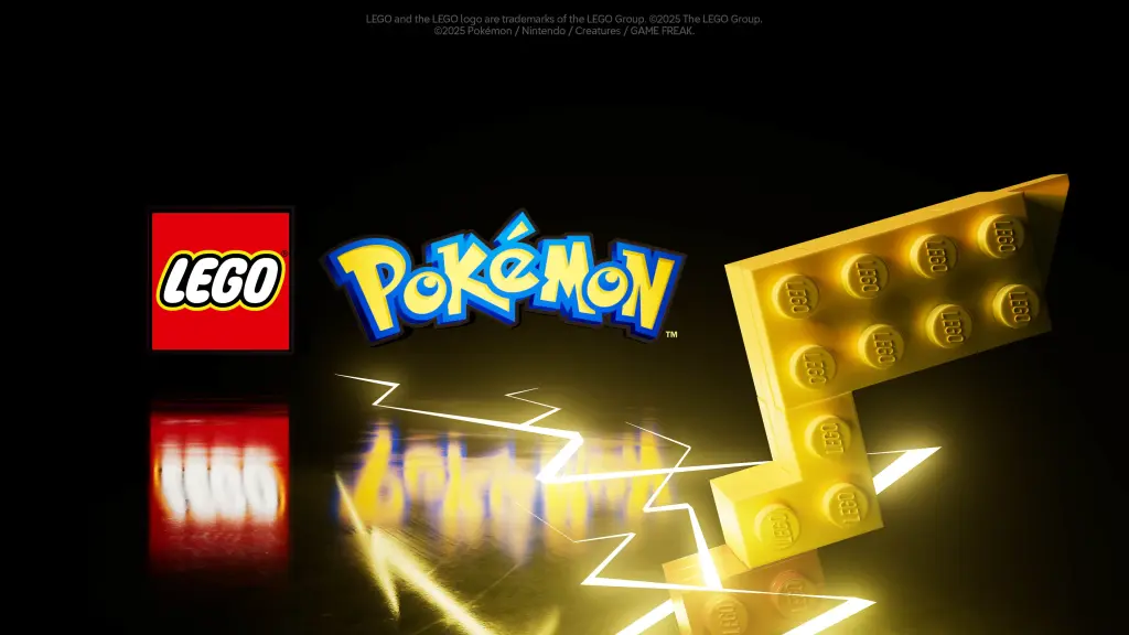 Os logotipos LEGO e Pokémon lado a lado em um fundo escuro, iluminado por uma cauda LEGO Pikachu