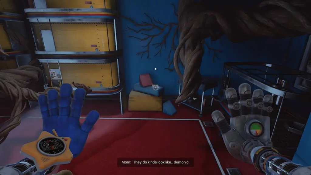 Nota no chão vermelho com galhos de árvores de crescimento médio espalhados nas paredes dentro da sala