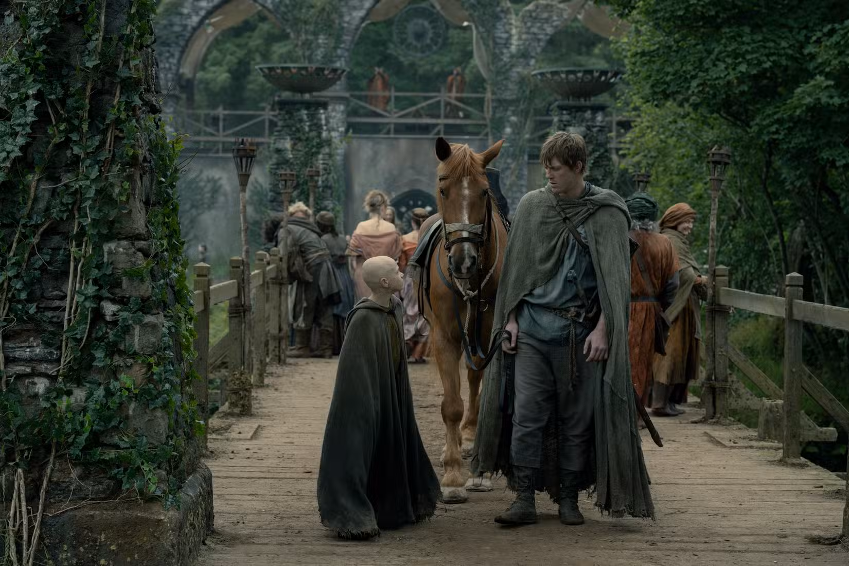 Dunk, um homem alto e de ombros largos, está em uma ponte com Egg, um garotinho careca, na prequela de Game of Thrones, Um Cavaleiro dos Sete Reinos