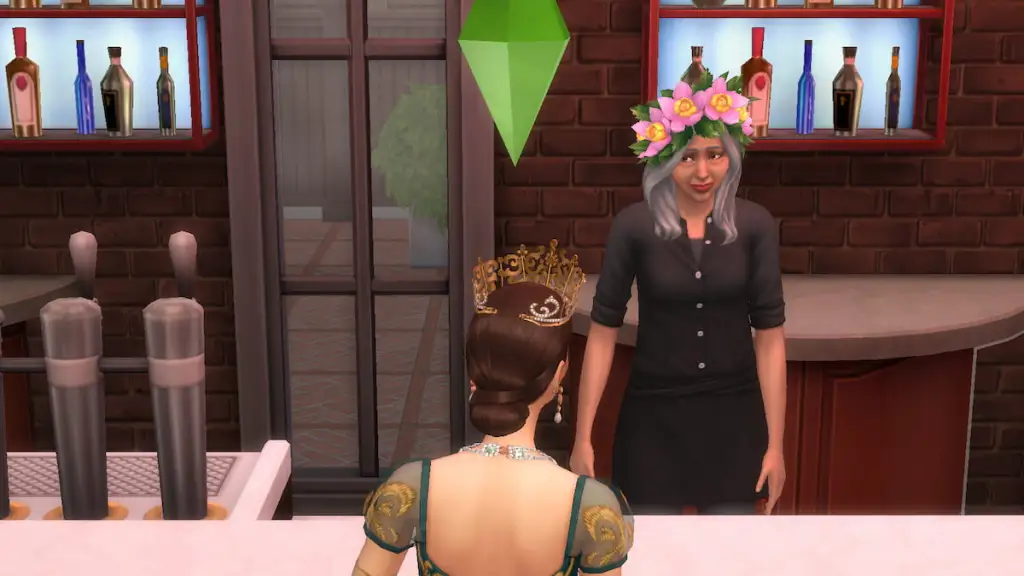 Sim com vestido verde e coroa dourada sentado no bar da boate de veludo azul no The Sims 4