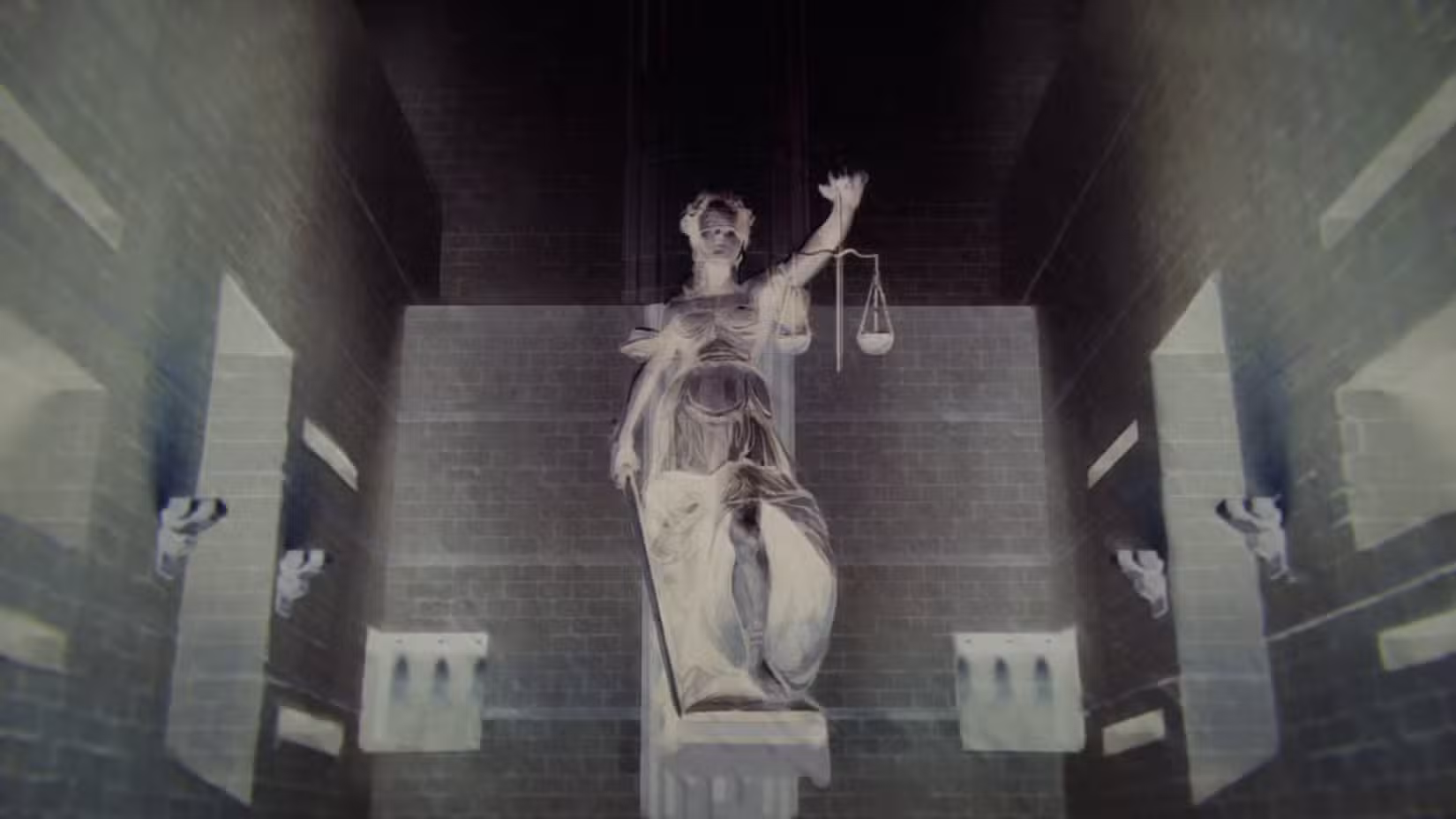 Uma foto em preto e branco de Lady Justice com suas escamas em Jujutsu Kaisen