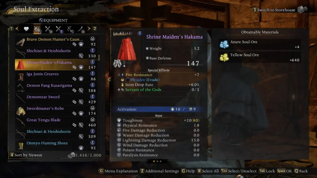 Hakama do Shrine Maiden sendo desmontado em um ferreiro em Nioh 3.
