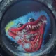 O rosto de Huggy Wuggy quebrando a janela da porta