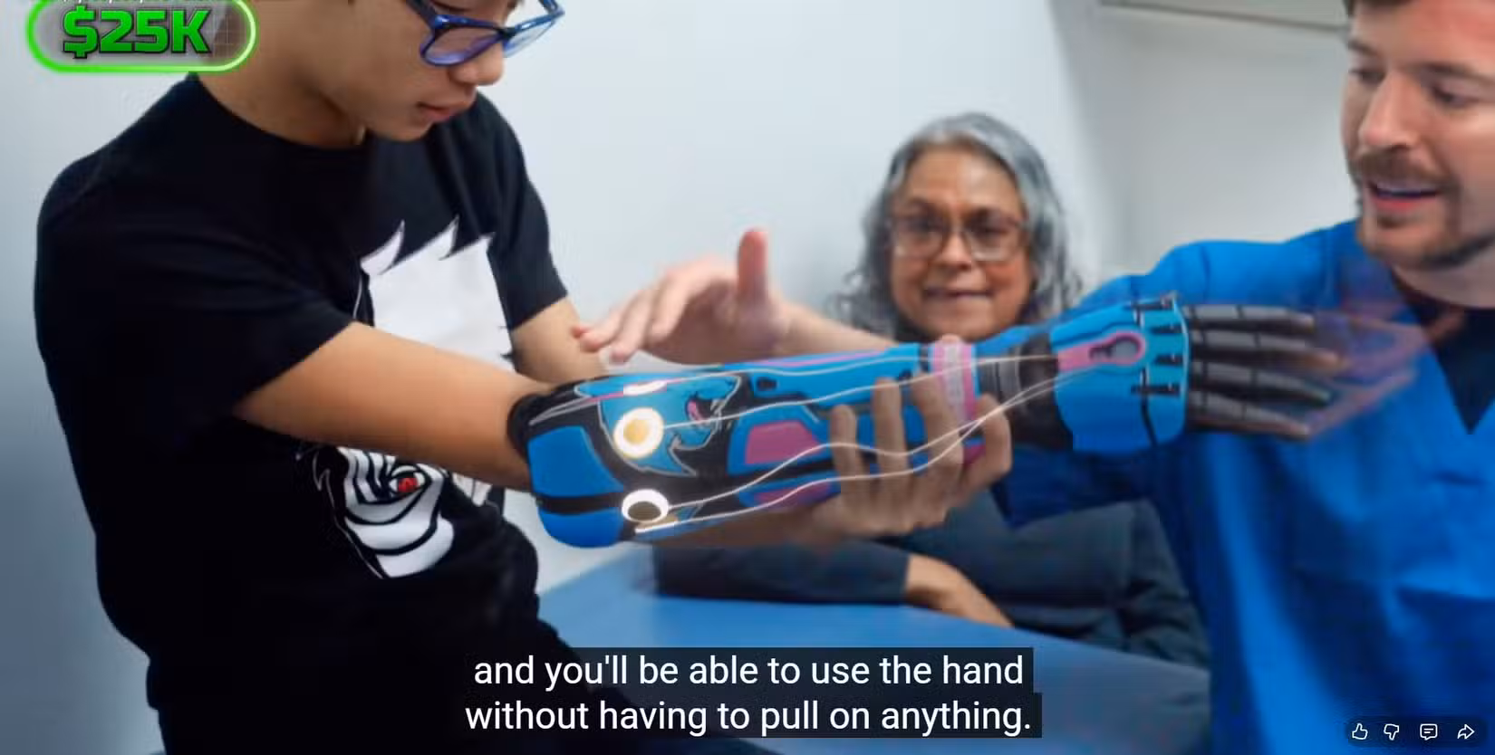 Celebridade do YouTube, Jimmy "MrBesta" Donaldson oferece a um fã deficiente um braço biônico de marca.