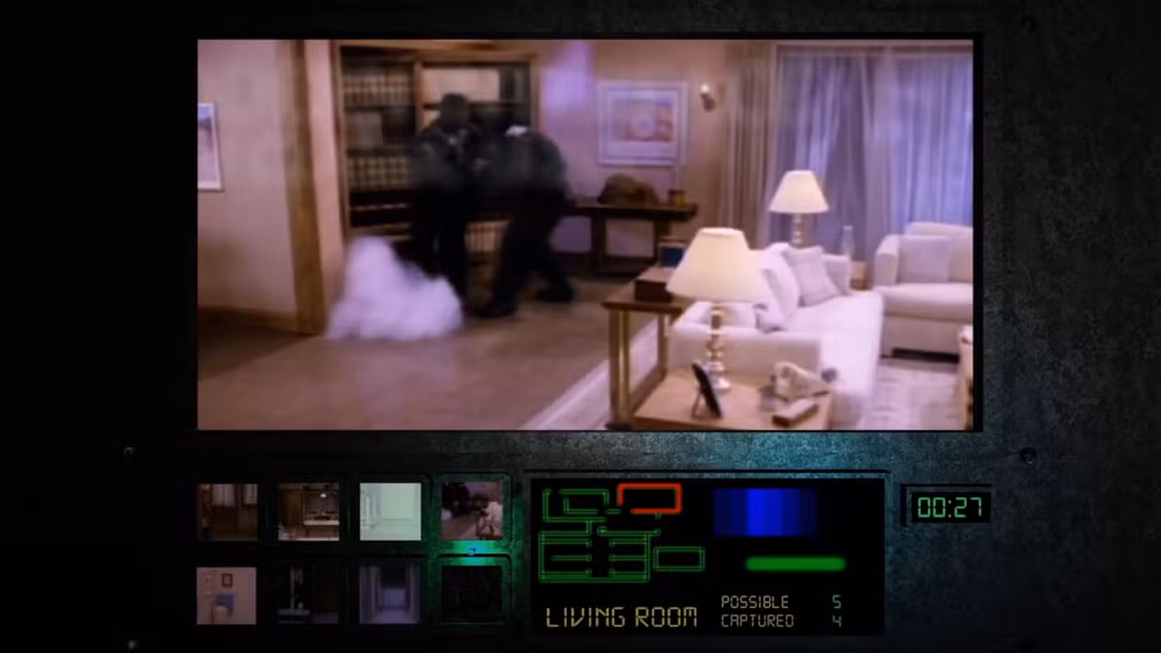 Night Trap parece um vampiro "Brocas" ficam na sala, seus rostos e corpos completamente obscurecidos por roupas pretas.