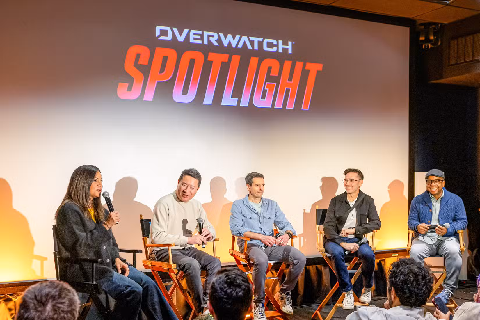Uma foto da conferência de imprensa Overwatch Spotlight com funcionários da Blizzard