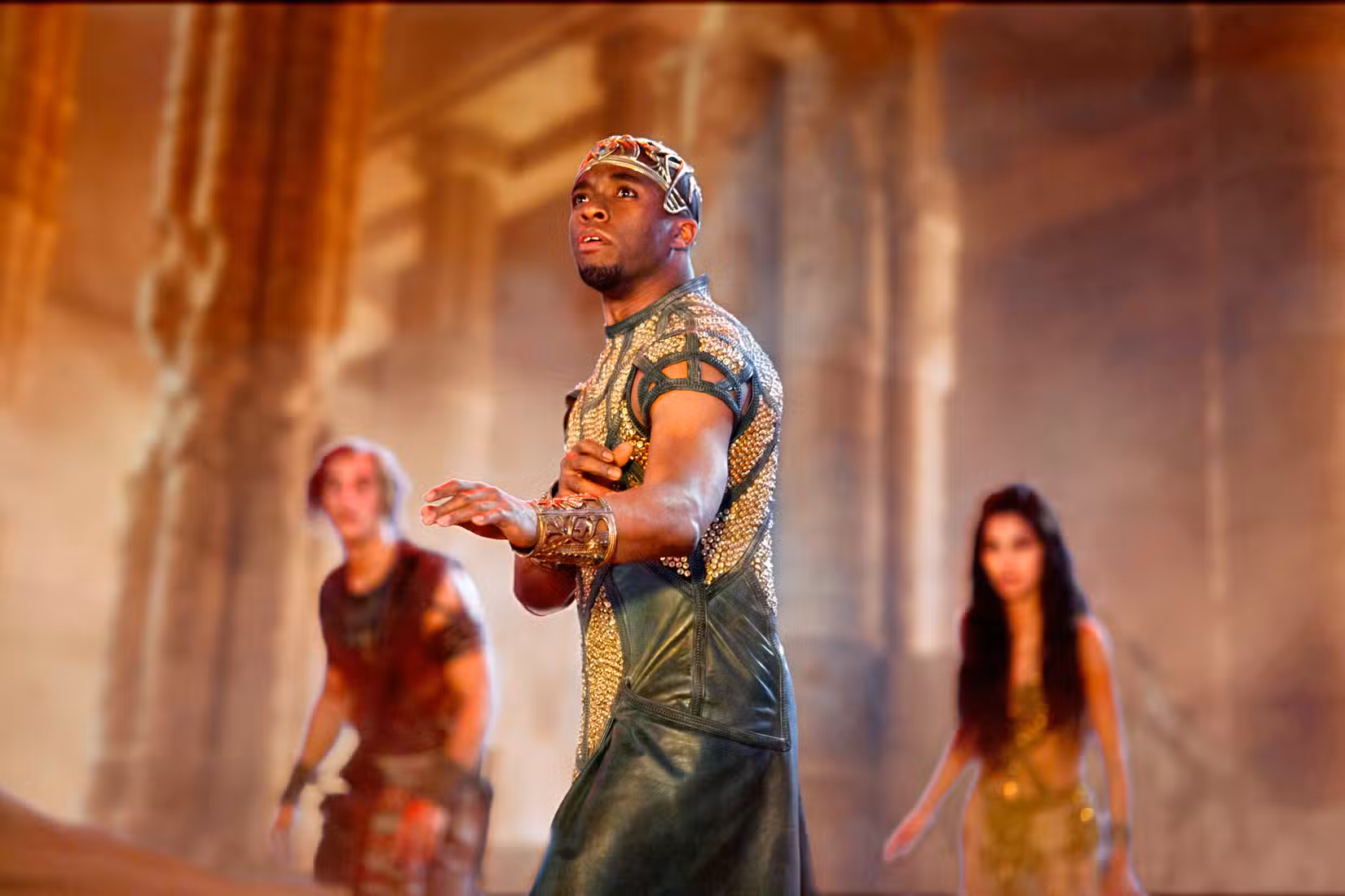 Chadwick Boseman como Thoth, deus da sabedoria, olha para cima em Deuses do Egito