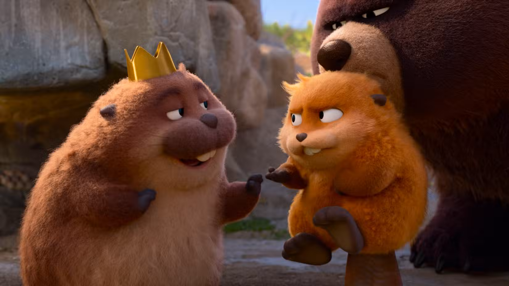Um urso segura um pequeno castor na boca e o apresenta a um castor maior usando uma coroa em Hoppers