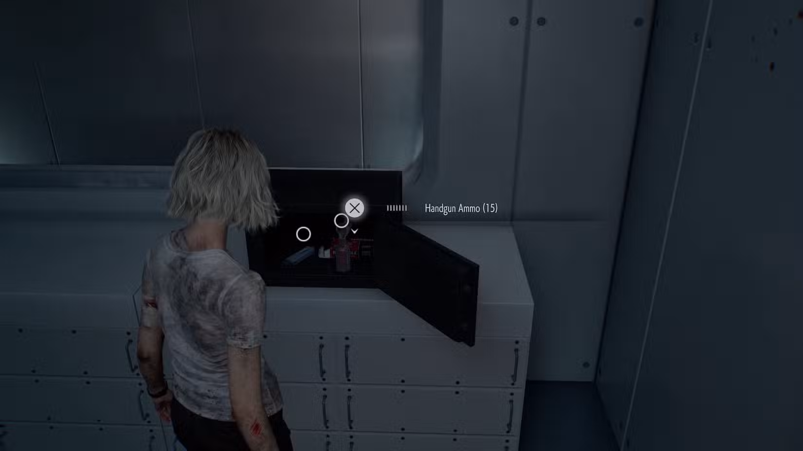 Uma captura de tela de Resident Evil Requiem mostrando o cofre da Câmara de Esterilização aberto e os itens que ela contém