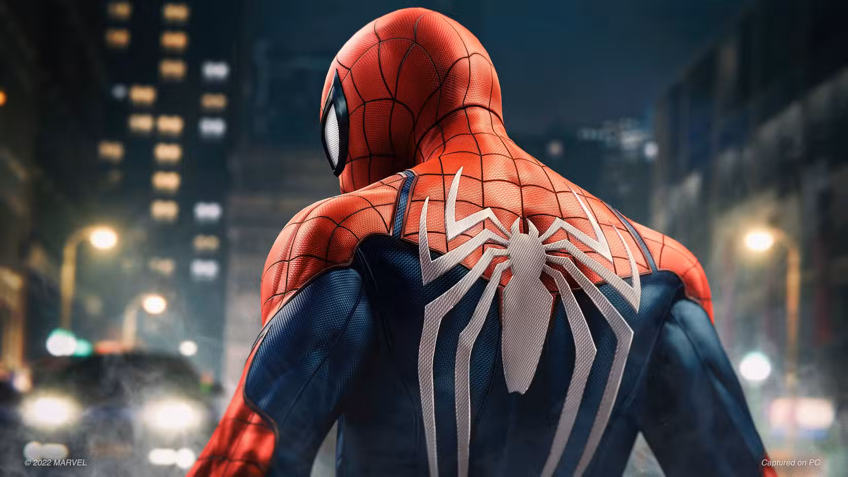 O Homem-Aranha, visto por trás, olha por cima do ombro